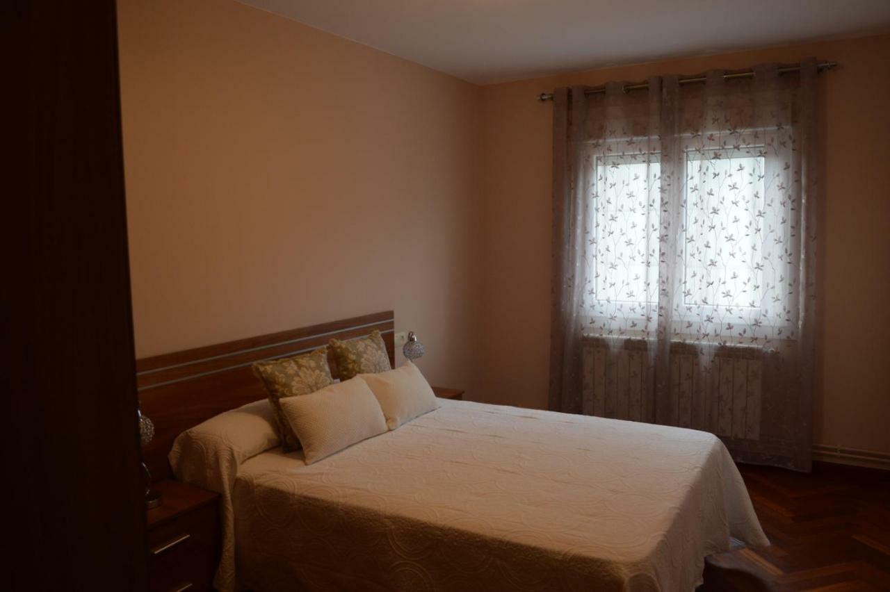 Piso Da Empegada Apartment Arzua Bagian luar foto